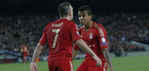 Franck Ribery (vlevo) a Luiz Gustavo z Bayernu.