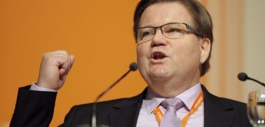Senátor Zdeněk Škromach by podpořil referendum o zavedení stropů v odměňování manažerů.