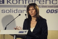 Poslankyně ODS Ivana Řápková dříve působila jako primátorka problematického Chomutova. Také se o ní hovořilo ve spojitosti s pochybným studiem práv v Plzni.