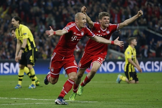 Arjen Robben (vlevo) slaví rozhodující branku.