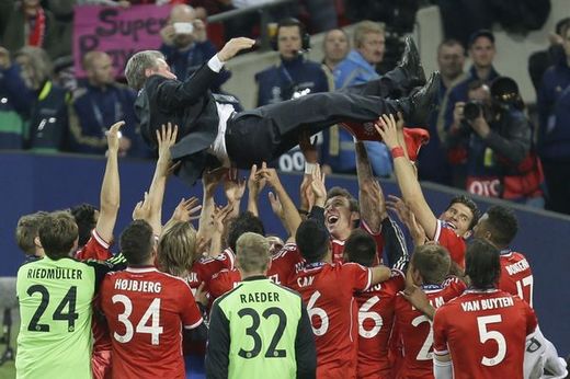 Kouč Bayernu Jupp Heynckes oslavuje nad hlavami hráčů.