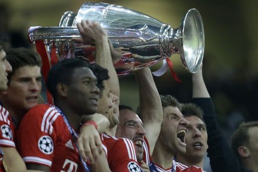 Franck Ribéry zvedá trofej pro vítěze Ligy mistrů.