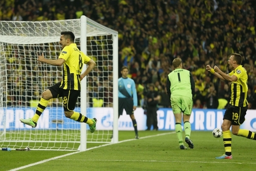 Dortmundu dal naději Ilkay Gündogan (vlevo).