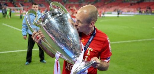 Arjen Robben s trofejí pro vítěze Ligy mistrů.