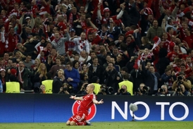 Robben slaví před svými fanoušky.