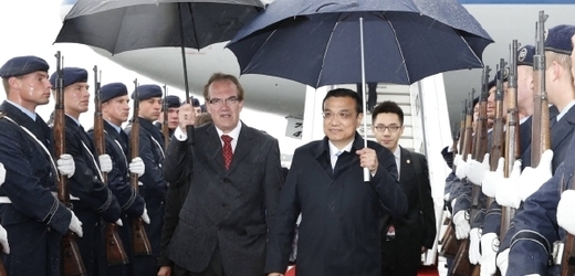 Li Kche-čchiang (vpravo) po příletu do Berlína.