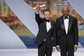 Nejlepší režisér letošního ročníku festival v Cannes hrdě ukazuje svoji cenu. Vedle předávající herec Forest Whitaker.