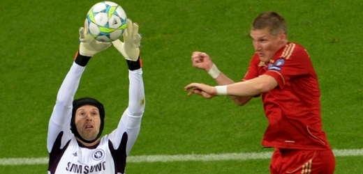 Petr Čech (vlevo) a Bastian Schweinsteiger.