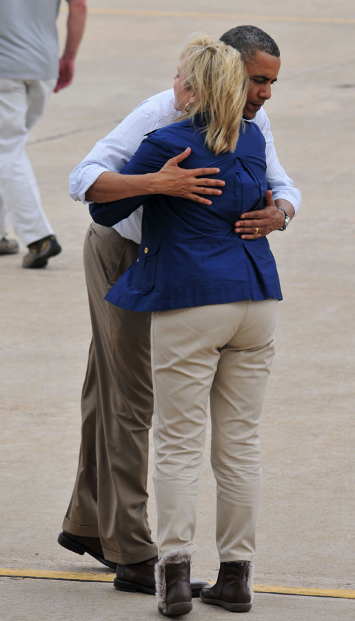 Prezident Obama objal guvernérku státu Mary Fallinovou po příletu na leteckou základnu v Oklahoma City.