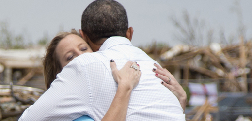 Obama s obyvatelkou města Moore Amy Simpsonovou před zdevastovanou základní školou.