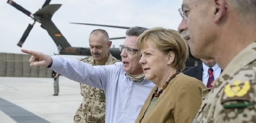 Thomas de Maizière a Angela Merkelová na nečekané návštěvě Afghánistánu.
