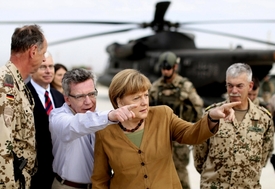 Thomas de Maizière a kancléřka Angela Merkelová - ještě jednou pod Hindúkušem.