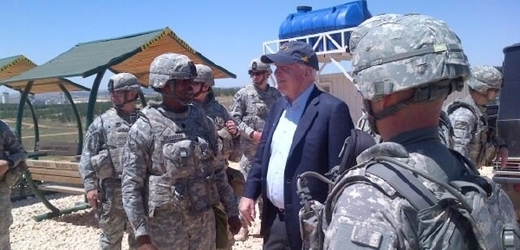 Senátor John McCain se během návštěvy Turecka tajně vypařil za hranice se Sýrií.