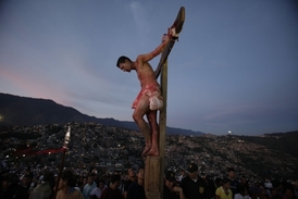 Ježíš sestupuje z kříže během církevního svátku v Caracasu.