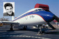 Rockový král Elvis Presley (zemřel 1977) a jeho Convair 800 pojmenovaný po jeho dcerách Lisa Marie. Letoun byl upraven tak, že v něm místo obvyklých 110 pasažérů mohlo cestovat jen 28 lidí. (Foto: ČTK/AP, profimedia.cz)