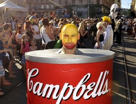 Loni se v průvodu objevila mj. Warholova plechovka. Ani letos nebude pouliční karnevalový průvod chybět.