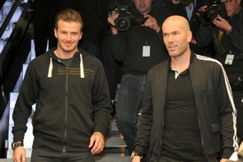 Zinedine Zidane (vpravo) s další legendou Realu Davidem Beckhamem.