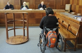 Obžalovaná skončila po pokusu o rozšířenou sebevraždu na invalidním vozíku.
