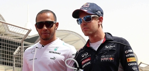 Lewis Hamilton (vlevo) a Sebastian Vettel.