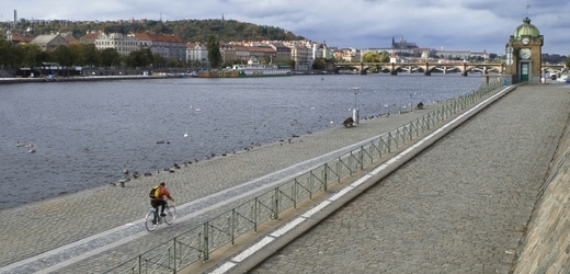 Praha chce cyklistům usnadnit pohyb podél Vltavy (ilustrační foto).