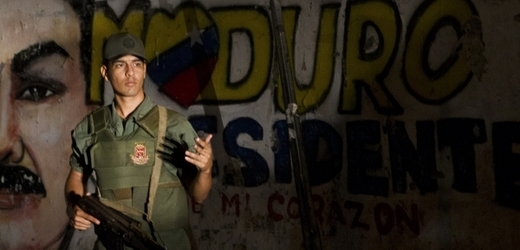 Voják hlídá v caracaské ulici, kriminalita je ve Venezuele vážný problém.