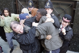 Michael Adebolajo (v šedém kabátě) během londýnských muslimských nepokojů v roce 2006.