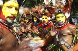 Trocha exotiky. Papuánci vítají britského prince Charlese.