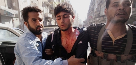 Zraněný syrský rebel.