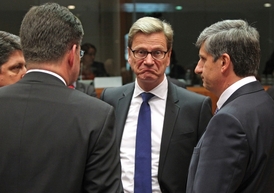 EU jedná o dodávání zbraní syrským rebelům. Německý (uprostřed) a rakouský šéf diplomacie (vpravo) jsou v tomto směru velmi rezervovaní.