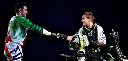 Matěj Česák (vpravo) slýchává uznání od hvězd freestyle motokrosu.