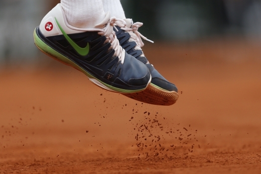 Detailní záběr bot Rogera Federera.