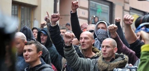V Duchcově na Teplicku demonstrovalo asi 500 lidí.
