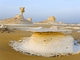 Farafra, Egypt. Bílá poušť je plná skalních útvarů, které vymodeloval vítr a písečné bouře. (Foto: Fwallpapers.com)