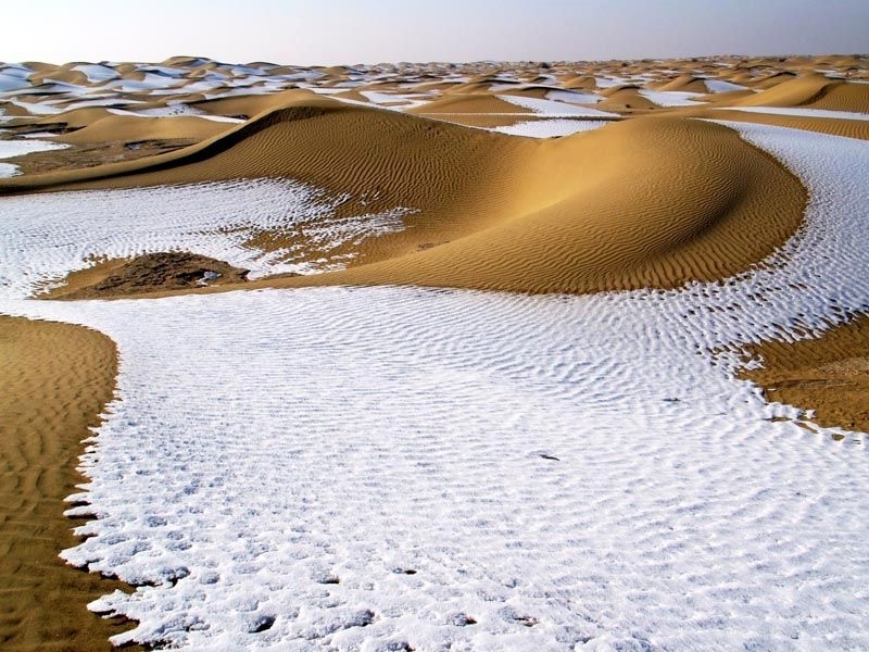 Taklamakan, střední Asie. Poušť byla v roce 2008 zcela zasypána sněhem. (Foto: Psyarkron.soup.io)