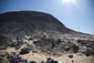 Black Desert, Egypt. Černá pouť dostala své jméno podle  všudypřítomných černých kamenů, které leží mezi kopci podobným malým sopkám. (Foto: 4months4continents.wordpress.com)