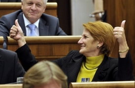 Předsedkyně poslaneckého klubu vládní strany Směr-sociální demokracie Jana Laššáková signalizuje svým spolustraníkům způsob hlasování.