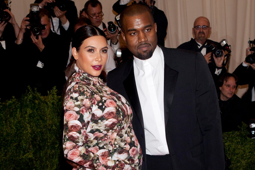 Americký producent a rapper Kanye West odloudil od muže televizní celebritu Kim Kardashianovou (na snímku), která s ním čeká dítě. Zřejmě jí vyhovuje jeho apetit víc než náruživost jejího zákonného manžela Krise Humphriese. 