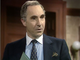 Sir Humphrey ze slavného britského sitcomu Jistě, pane ministře!