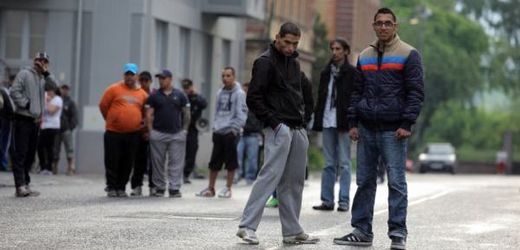 Napětí mezi většinovým obyvatelstvem a romskou menšinou narůstá. Romové se chystají do ulic. 