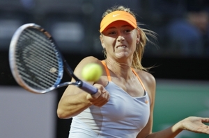 Maria Šarapovová si v Paříži zahraje osmifinále.
