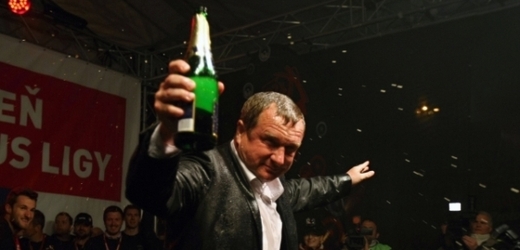 Pavel Vrba si mistrovské oslavy hodně užíval.