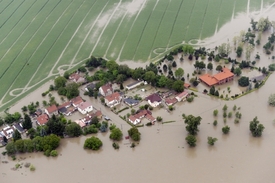 Rozvodněnou Vltavou zatopené Miřejovice u Kralup nad Vltavou.