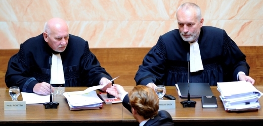 Na snímku jsou (zleva) předseda Ústavního soudu Pavel Rychetský, ministr bez portfeje Petr Mlsna a soudce zpravodaj Stanislav Balík.