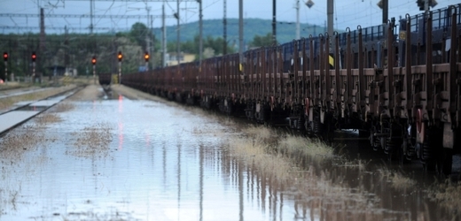 Železniční dopravu komplikují záplavy.