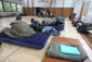 Evakuační centrum v Modřanech využili lidé, kteří byli evakuováni ze svých domovů a neměli možnost jiného ubytování. (Foto: Jakub Stadler)