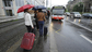 V důsledku povodňové situace pokračovala omezení v pražské městské hromadné dopravě. Náhradní autobusová linka XC má u Muzea stanici přímo na pražské magistrále.