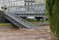 V Jaroměři na Náchodsku se zřejmě kvůli velké vodě zřítila část historického železného mostu přes řeku Labe mezi školou Na Ostrově a hlavním náměstím.