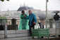 Turisté v pláštěnkách a s deštníky na Smetanově nábřeží u Novotného Lávky. (Foto: Robert Sedmík)