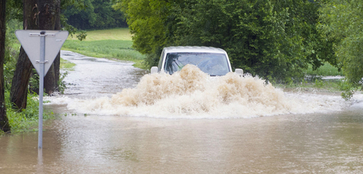 Řidič, který u obce Plav na Českobudějovicku ve vodě z rozvodněné řeky "utopil" automobil.