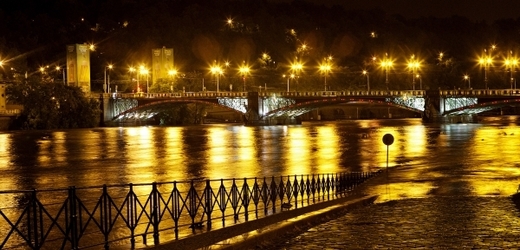 BBC uvedla, že v Praze je v ohrožení Karlův most a další historické památky na břehu Vltavy (ilustrační foto).